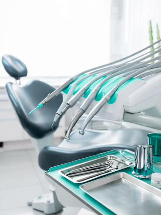 Clean and modern dental clinic equipment with sterile instruments, reflecting advanced technology and a professional treatment environment.